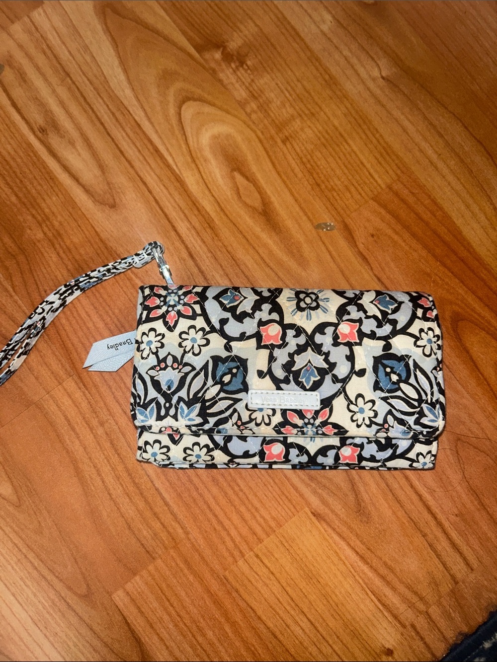 Vera Bradley Lisbon
Medallion RFID Smartphone
Wristlet Wallet
